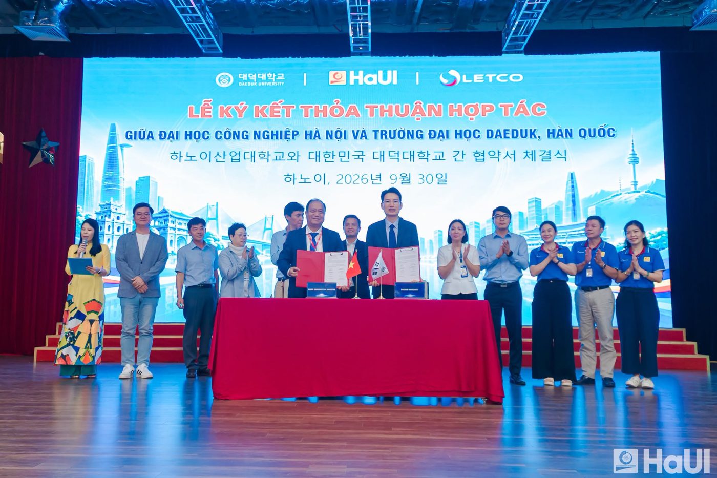 Đại diện Đại học Công nghiệp Hà Nội và Đại học Daeduk tại lễ ký kết thỏa thuận hợp tác